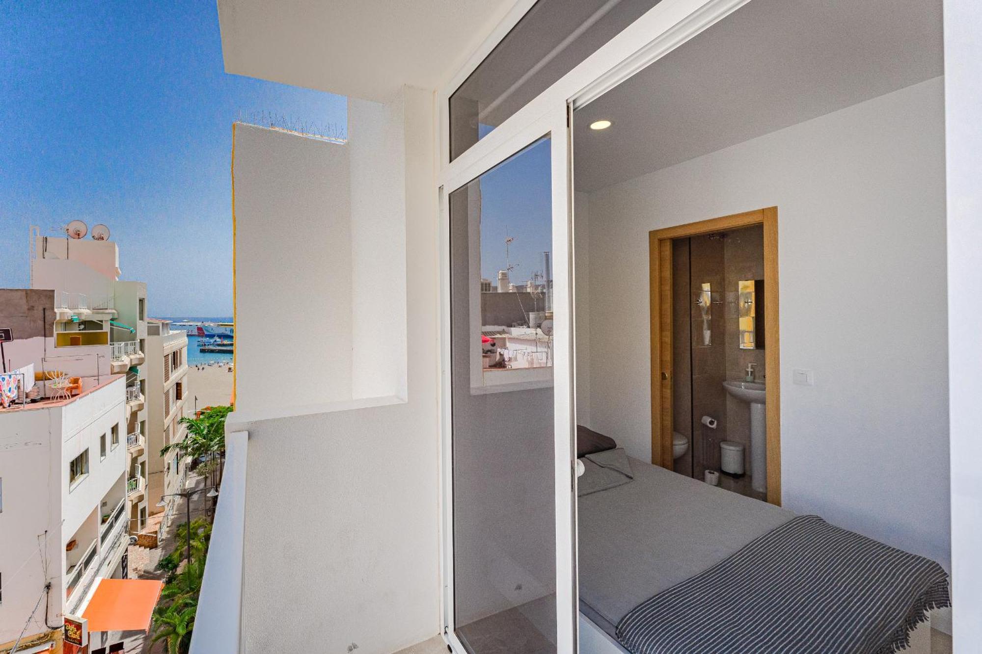 Few Steps From The Beach Hostel In Los Cristianos Arona  Eksteriør bilde